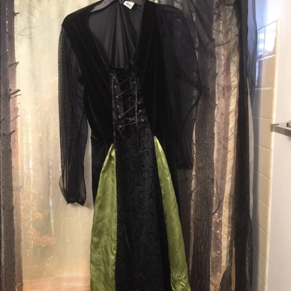 Woman’s witch costume